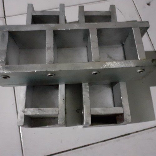 Cetakan Beton 5x5x5 cm bahan plat baja untuk uji kuat tekan mortar